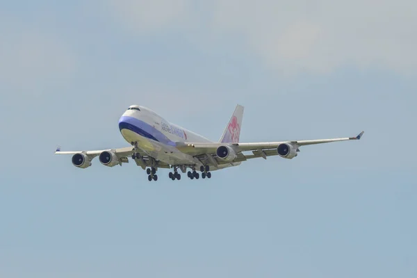 Avión aterrizando en el aeropuerto de Singapur — Foto de Stock