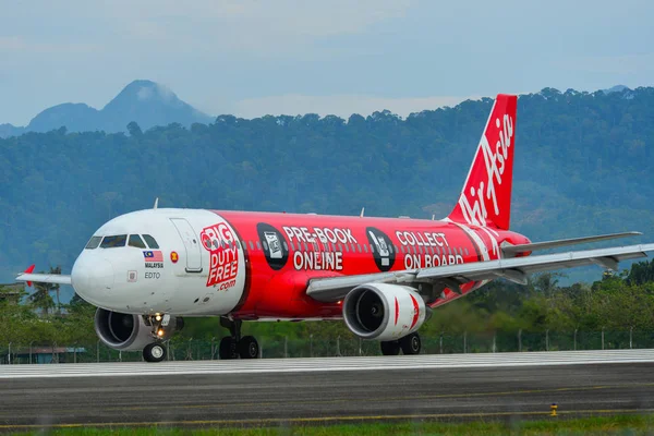 Airasia Airbus A320 Langkawi Havaalanı'nda — Stok fotoğraf