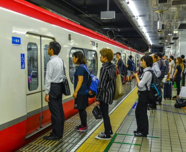 Jr Istasyonu 'nda treni bekleyen yolcular