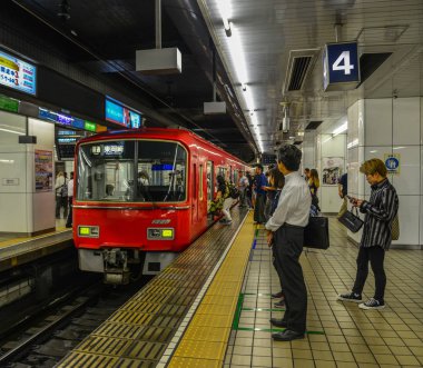 Jr Istasyonu 'nda treni bekleyen yolcular