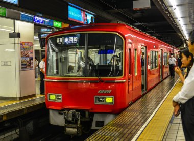 Jr Istasyonu 'nda treni bekleyen yolcular