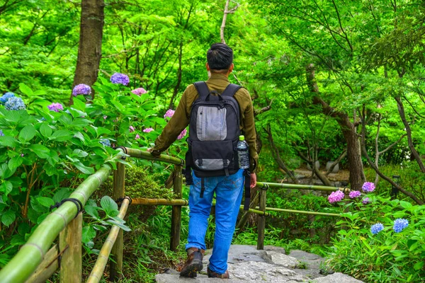 Un joven disfrutando en el jardín de verano — Foto de Stock