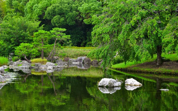 Paisaje idílico del jardín japonés —  Fotos de Stock