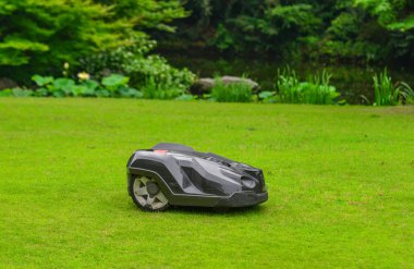 Otlu otomatik çim biçme makinesi robotu 