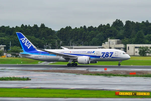 Avion de passagers à l'aéroport de Tokyo Narita — Photo
