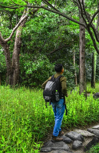 Un joven disfrutando en el jardín de verano —  Fotos de Stock