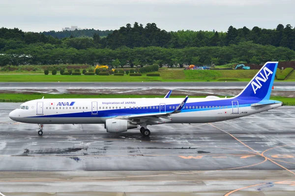 Passagierflugzeug auf dem Tokyo Narita Flughafen — Stockfoto