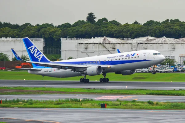 Avião de passageiros no Aeroporto de Tóquio Narita — Fotografia de Stock