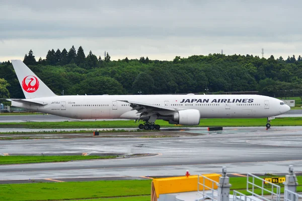 Avião de passageiros no Aeroporto de Tóquio Narita — Fotografia de Stock