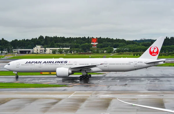 Avião de passageiros no Aeroporto de Tóquio Narita — Fotografia de Stock