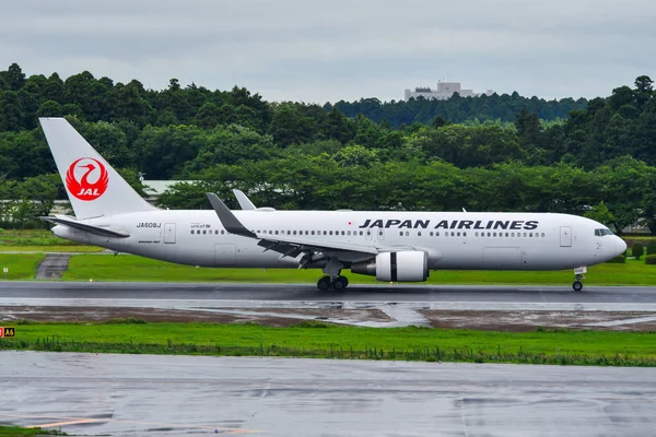 Avião de passageiros no Aeroporto de Tóquio Narita — Fotografia de Stock