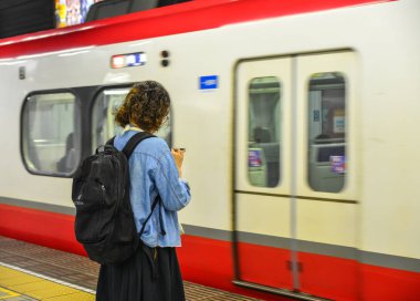 Jr Istasyonu 'nda treni bekleyen yolcular