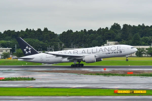 Passagierflugzeug auf dem Tokyo Narita Flughafen — Stockfoto