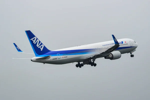 Passenger airplane at Tokyo Narita Airport — Stock Photo, Image