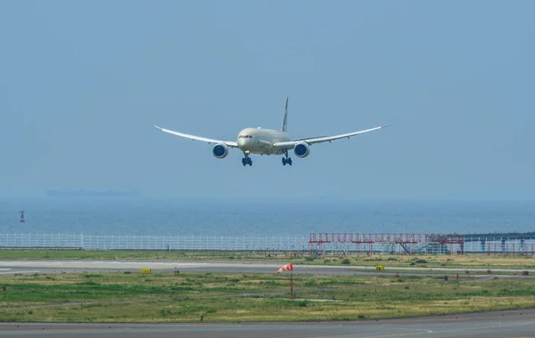 Avión de pasajeros en el aeropuerto de Nagoya Chubu — Foto de Stock