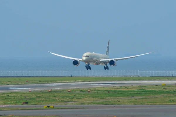 Avião de passageiros no Aeroporto de Nagoya Chubu — Fotografia de Stock