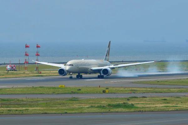 Passenger airplane at Nagoya Chubu Airport — Stock Photo, Image