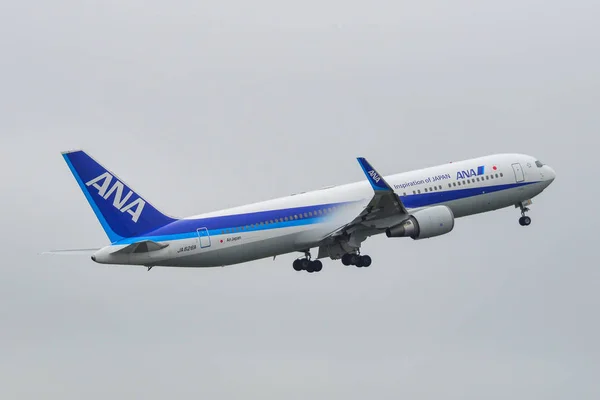 Avión de pasajeros en el aeropuerto de Tokio Narita — Foto de Stock