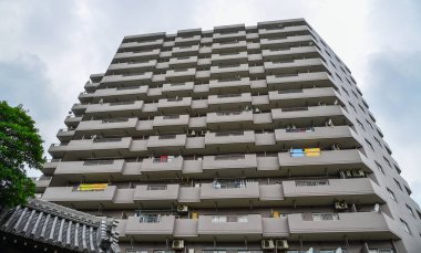 Güneşli bir günde modern apartman binası