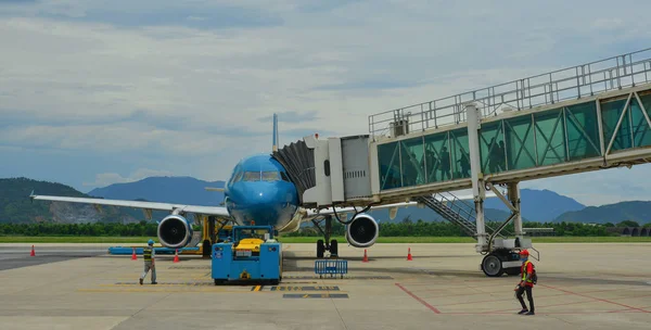 Passagierflugzeug auf dem Flughafen von da Nang — Stockfoto