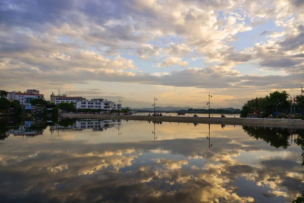 Céu de reflexão e rio no amanhecer — Fotografia de Stock