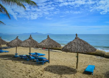 Rahatlatıcı sandalyeler ve ahşap şemsiyeler 