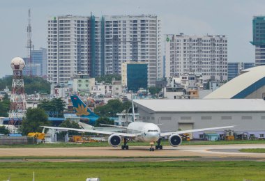 Havaalanındaki yolcu uçağı. 