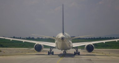 Havaalanındaki yolcu uçağı. 