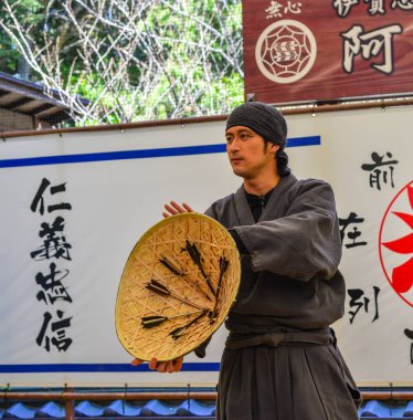 Ninja okulunda eğitim alan insanlar