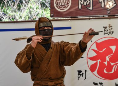 Ninja okulunda eğitim alan insanlar
