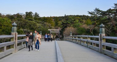 İnsanlar ziyaret Ise Grand Shrine (Ise Jingu)