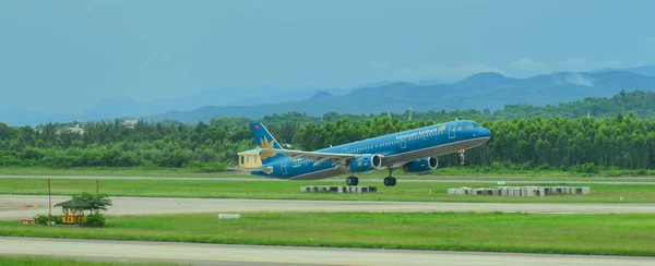 Airplane taking-off from Da Nang Airport — Stock Photo, Image