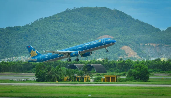 Décollage d'avion de l'aéroport de Da Nang — Photo