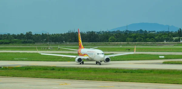 Passenger airplane at Da Nang Airport — Stock Photo, Image