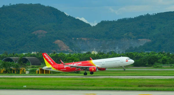 Flugzeug hebt vom Flughafen da Nang ab — Stockfoto