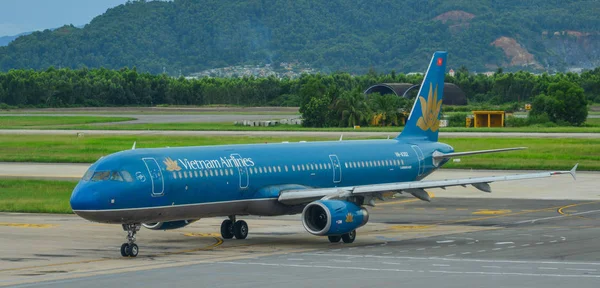 Επιβατικό αεροπλάνο στο αεροδρόμιο Da Nang — Φωτογραφία Αρχείου