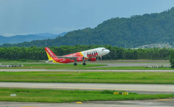 Vliegtuig opstijgen vanaf Da Nang Airport — Stockfoto