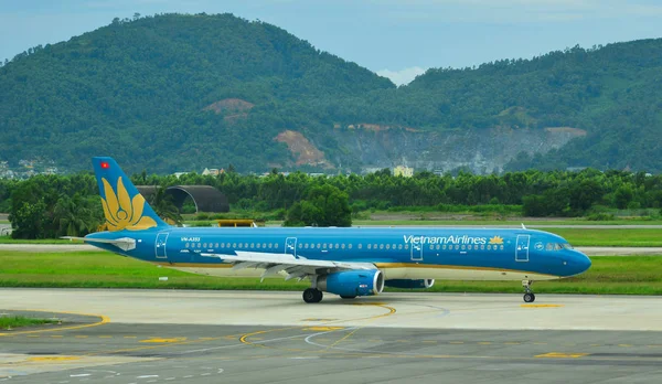 Επιβατικό αεροπλάνο στο αεροδρόμιο Da Nang — Φωτογραφία Αρχείου