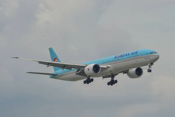 Avión de pasajeros aterrizando en el aeropuerto — Foto de Stock