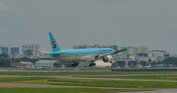 Avião de passageiros aterrissando no aeroporto — Fotografia de Stock