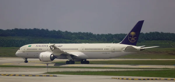 Passenger airplane at the airport — Stock Photo, Image