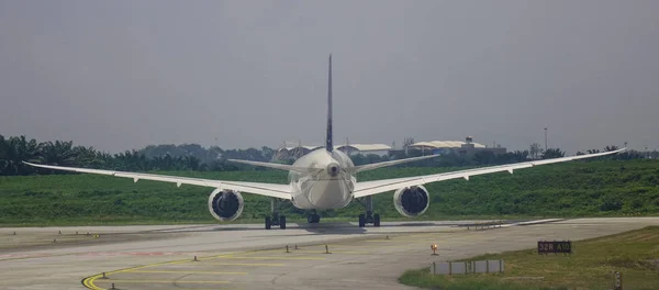 Пассажирский самолет в аэропорту — стоковое фото