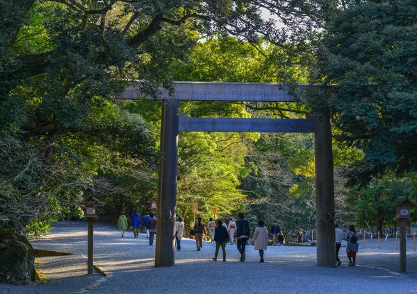 Människor besöker ISE Grand Shrine (ISE Jingu) — Stockfoto