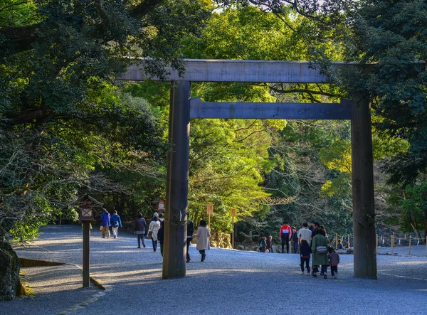 As pessoas visitam o Grande Santuário de Ise (Ise Jingu ) — Fotografia de Stock