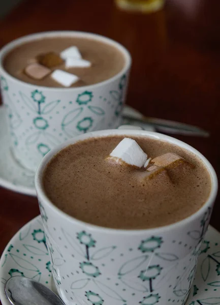 マーシュマロウとホットチョコレートのカップ — ストック写真