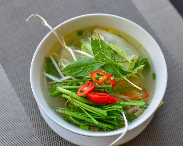 Traditionelle vietnamesische Nudelsuppe — Stockfoto