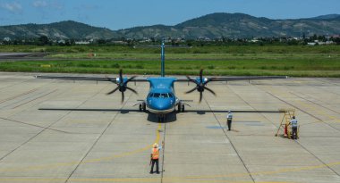 Havaalanında bir yolcu uçağı 