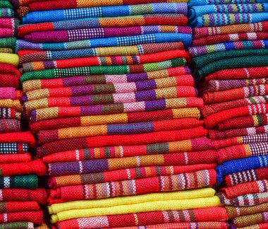 Bir sokak pazarında Satılık renkli Tekstil