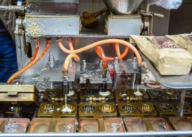 Otomatik makine tarafından pasta yapma 