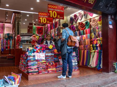 Bir sokak pazarında Satılık renkli Tekstil